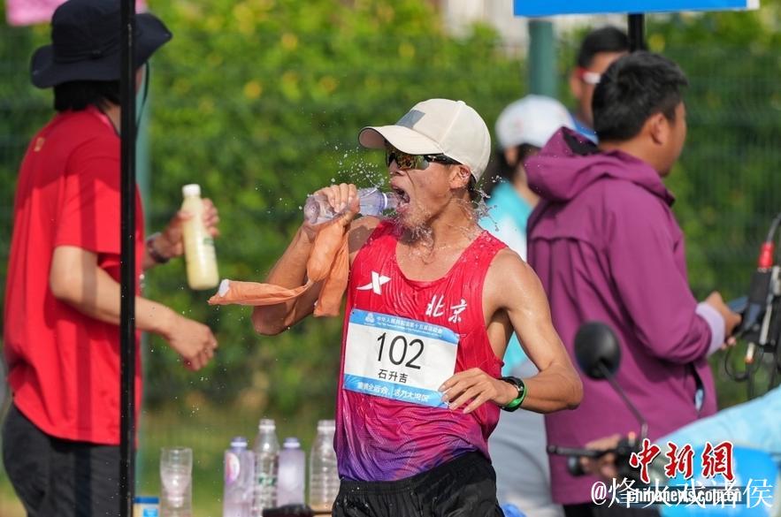 杨家玉搭档石升吉收获马拉松竞走混合接力冠军